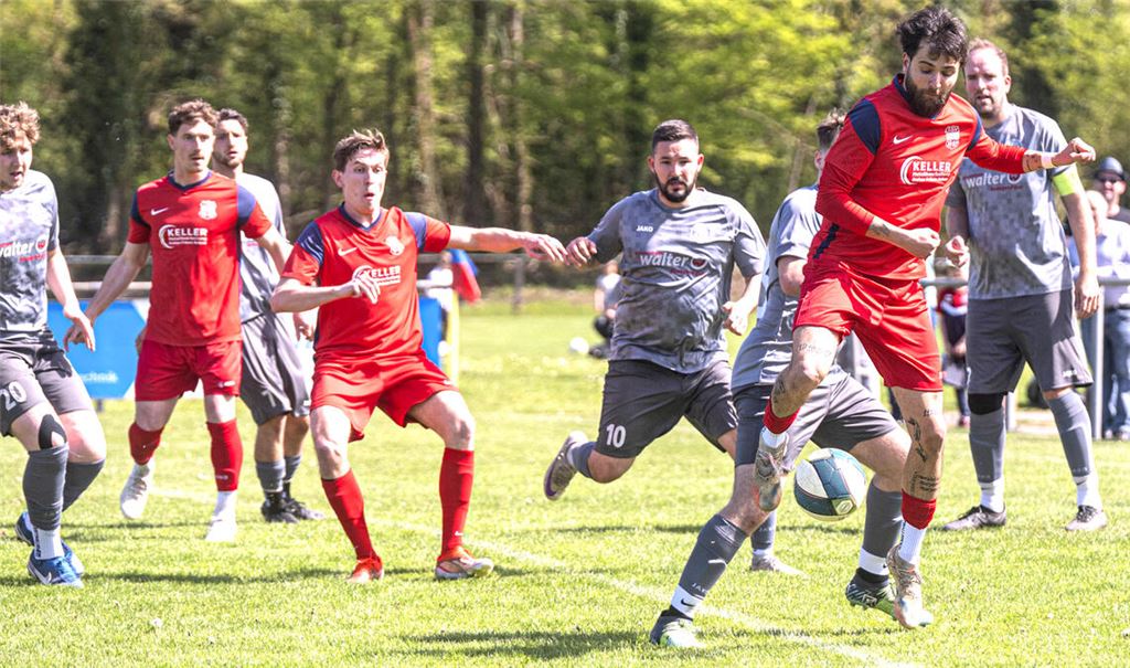Ötisheim (roter Dress) lässt gegen den FC Germania Singen II nichts anbrennen und behält klar mit 7:0 die Oberhand. Foto: Fotomoment