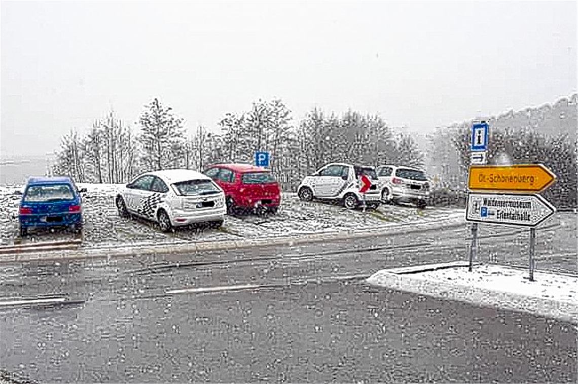 Ötisheimer Kreisverkehr als landesweites Modell: Anstelle von starren Einbauten haben auf dem durch den Enzkreis abgeräumten Kreisel nun bewegliche Hindernisse eine zukunftsweisende Nutzung etabliert. Ein Leser hat die neue Bestimmung des Rondells für uns im Bild festgehalten. 