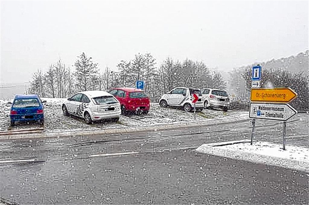 Ötisheimer Kreisverkehr als landesweites Modell: Anstelle von starren Einbauten haben auf dem durch den Enzkreis abgeräumten Kreisel nun bewegliche Hindernisse eine zukunftsweisende Nutzung etabliert. Ein Leser hat die neue Bestimmung des Rondells für uns im Bild festgehalten. 