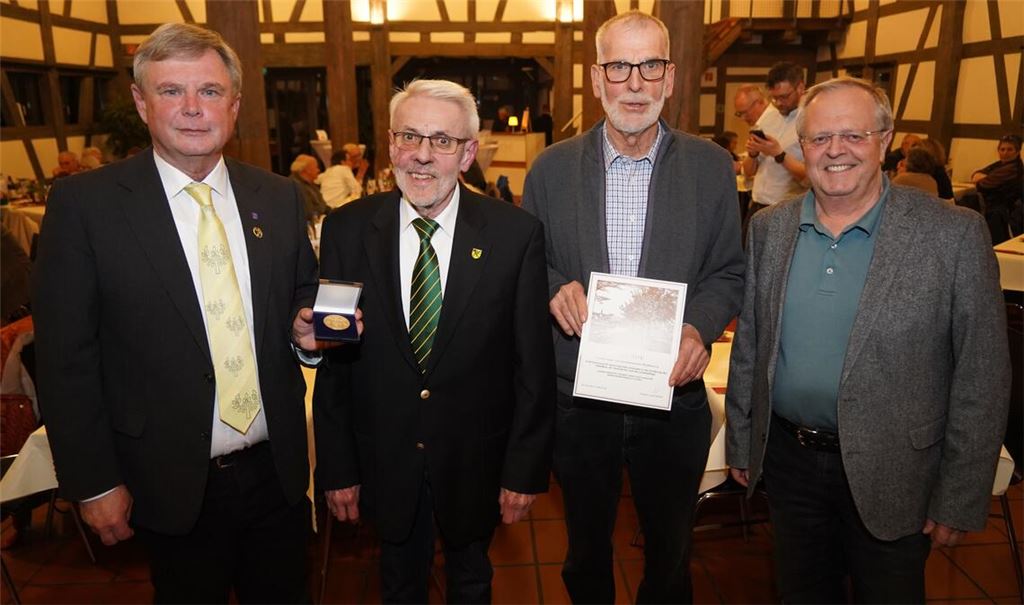 Ötisheimer Verein nimmt Glückwünsche gern entgegen: Jürgen Metzger, Präsident des Landesverbands für Obstbau, Garten und Landschaft, gratuliert Kassier Holger Reeb und Vorsitzendem Erich Vinnay ebenso wie Bürgermeister Werner Henle (v.li.). Fotos: Roller