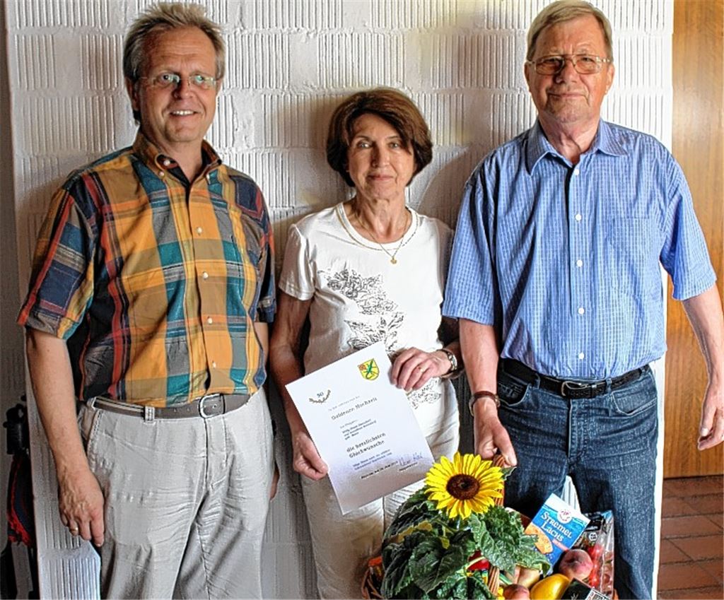 Ötisheims Bürgermeister Werner Henle (li.) gratuliert Anneliese und Willy Benndorf. Foto: Huber