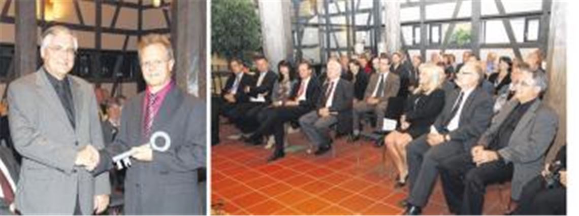 Ötisheims Bürgermeister Werner Henle (linkes Bild, re.) nimmt von Architekt Frank Hihn den symbolischen Schlüssel zur restaurierten und umgebauten Alten Kelter entgegen. Das Ergebnis der Sanierung ist von den Grußrednern am gestrigen Abend mit viel Lob bedacht worden. Rechtes Bild: Zu den Gästen der feierlichen Einweihung gehört (kommunal-)politische Prominenz. Fotos: Sadler