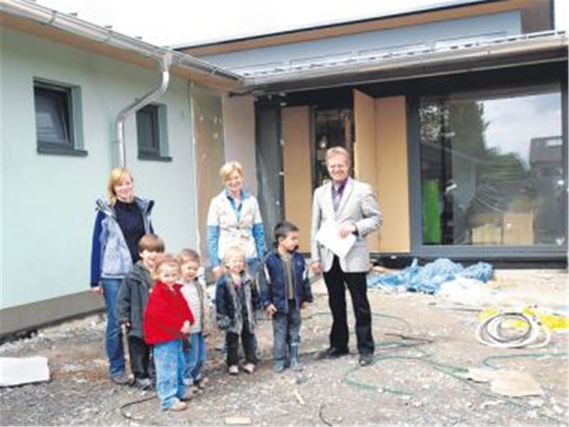 Ötisheims Bürgermeister Werner Henle (re.) mit einer Kindergartengruppe und den Erzieherinnen Elke Henne und Eva Scheuernstuhl (v. li.).
Foto: Appich
