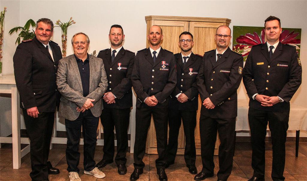 Ötisheims Feuerwehrkommandant Jochen Hörnle und Bürgermeister Werner Henle ehren jeweils für 25 Jahre den stellvertretenden Feuerwehrkommandanten Benjamin Kolb sowie Tim Kuhn und Sören Klein zusammen mit Kreisbrandmeister Carsten Sorg und dem Vorsitzenden des Kreisfeuerwehrverbandes, Kevin Rössle (v.li.). Fotos: Prokoph
