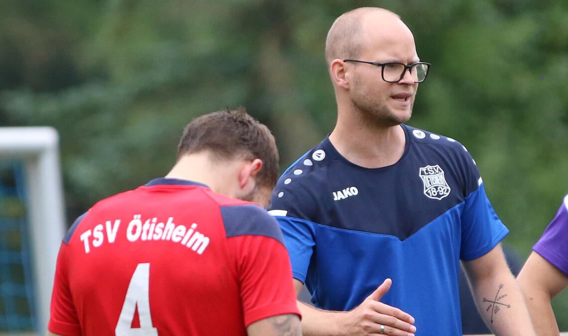 Ötisheims Trainer Jonas Rapp schwört sein Team in einer Spielpause ein. Archivfoto (jmü)