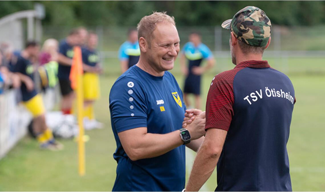 Ötisheims Trainer Manuel Armingeon graturliert Lomersheim-Coach Kalle-Nagel