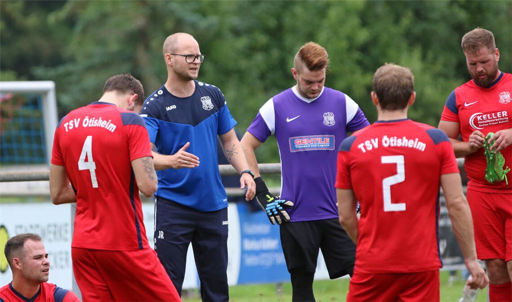 Ötisheims neuer Trainer Jonas Rapp schwört sein Team auf den Gegner ein. Foto: J. Müller
