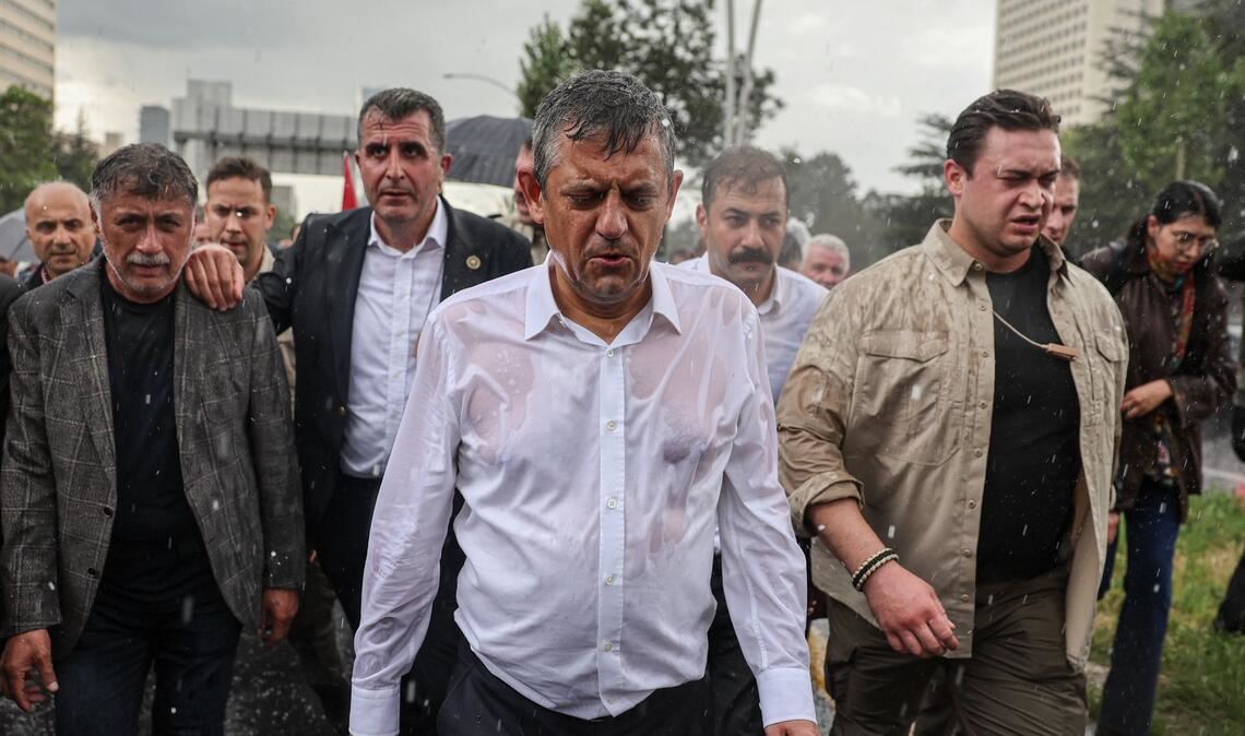 Özgür Özel trotzt dem Regen und seiner Absetzung als Parteichef
