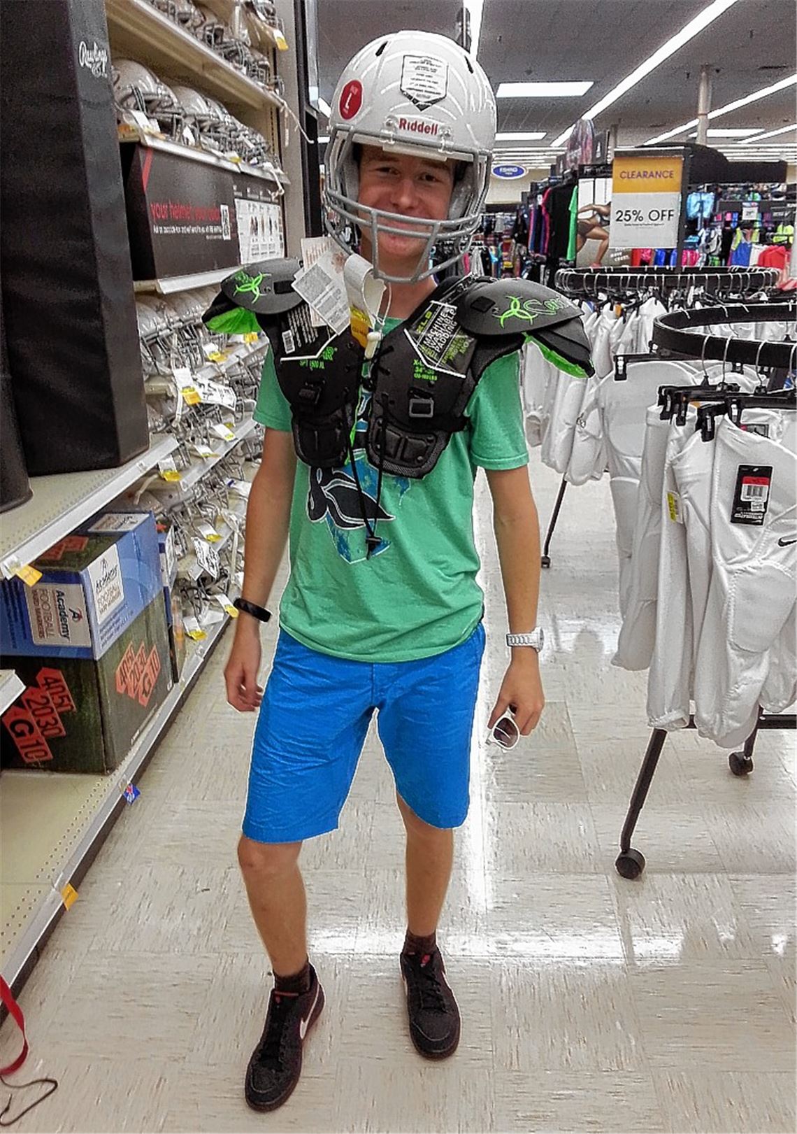 Offen für Neues: Auch wenn Adrian Pelz lieber als Fußballer dem runden Leder hinterherjagt, wirft er sich für den US-amerikanischen Nationalsport Football in Montur. Foto: privat