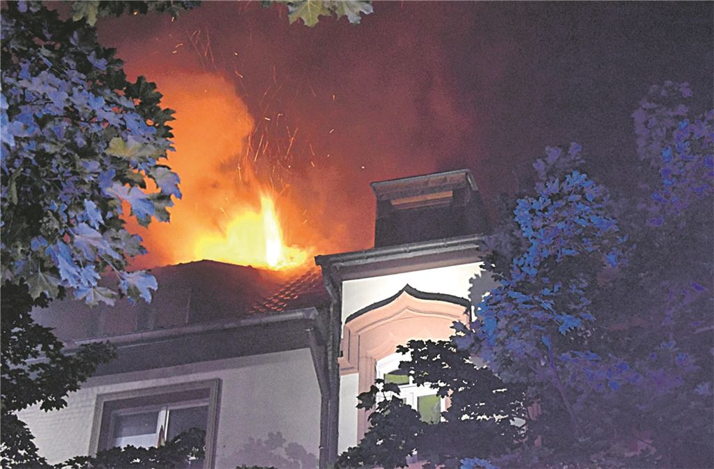 Offene Flammen schlagen aus dem Dachgeschoss eines Wohnhauses. Foto: Myroshnichenko