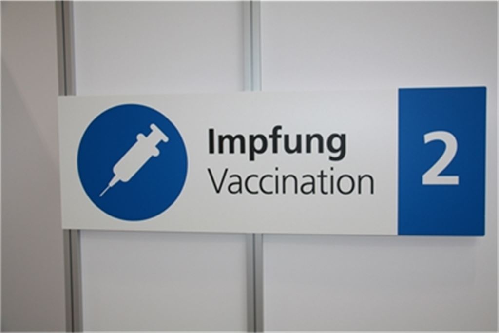 Offene Tür und Happy Hour: Bei zwei Sonderaktionen im Kreisimpfzentrum in Mönsheim können sich Menschen ohne vorherige Terminvereinbarung impfen lassen. Foto: Enzkreis/Frey