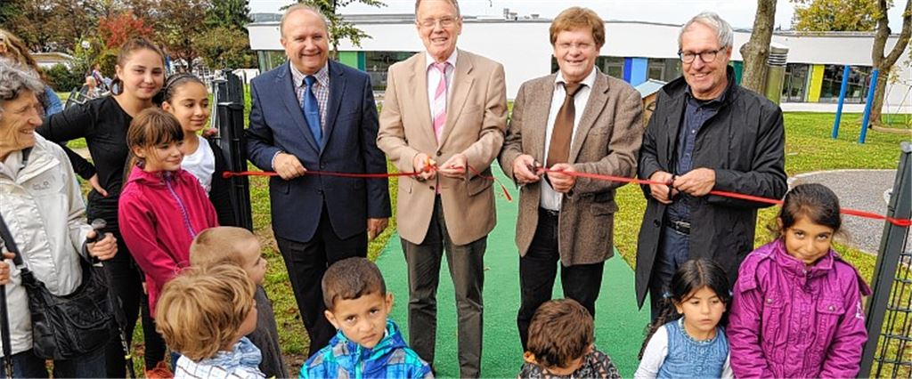 Offiziell eingeweiht: Das Bildungszentrum samt Außenanlage wird von Kreishandwerksmeister Rolf Nagel (v. li.), Umweltdezernent Karl-Heinz Zeller, Wiernsheims Bürgermeister Karlheinz Oehler und dem Architekten Alfred Raible mit einem symbolischen Scherenschnitt an die Nutzer jeden Alters übergeben.