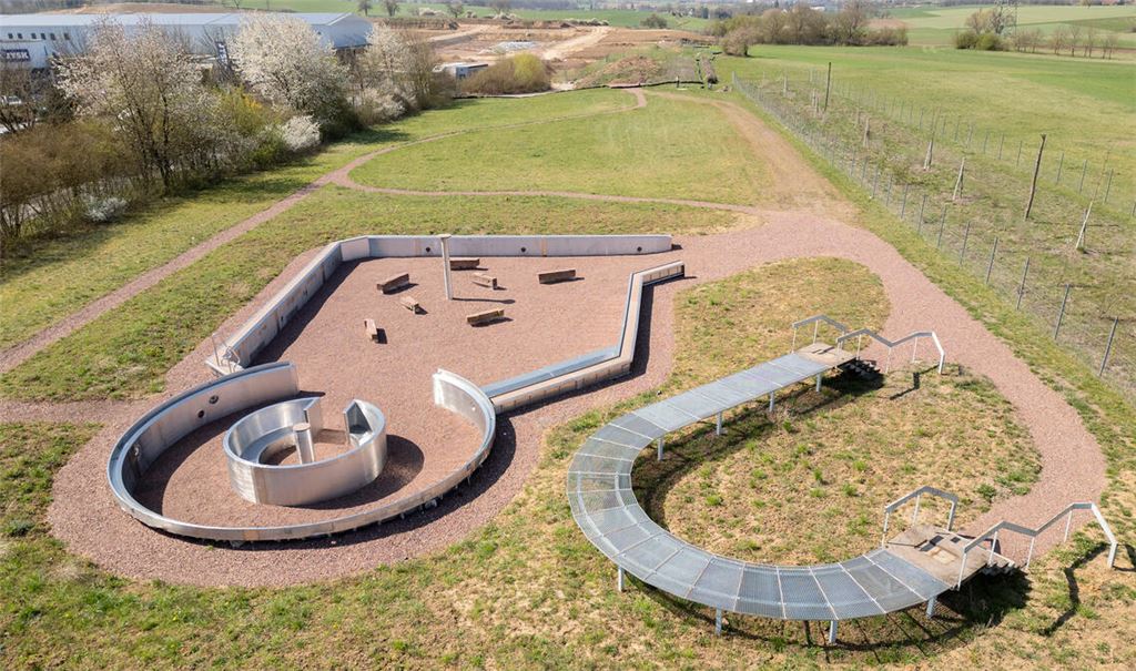 Offiziell ist der Zugang zum „Inverted Paradise“ seit Monaten geschlossen, doch ein Loch in der Hecke macht den Besuch des „Ziegelgartens“ dennoch möglich. Fotos: Fotomoment/Archiv