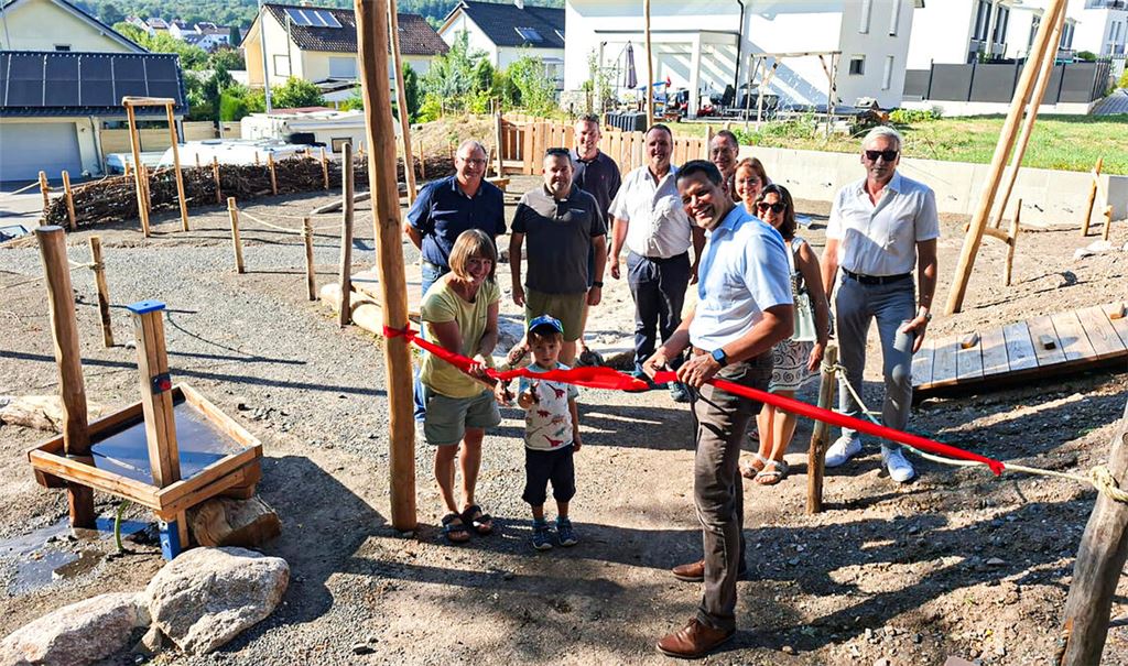 Offizielle Einweihung: An der Hölderlinstraße nehmen Bürgermeister Aaron Treut, Planerin Stella Friede und andere Gäste den neuen Spielplatz in Betrieb. Foto: Stadt Maulbronn