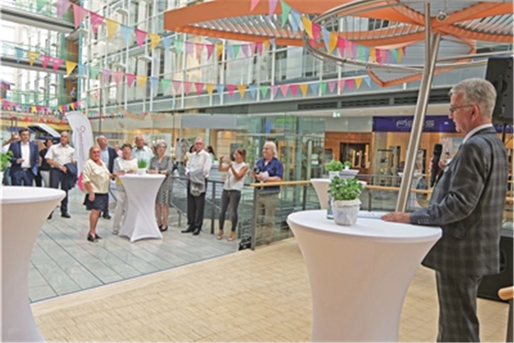 Offizieller Auftakt zum Jubiläumsjahr: Vor geladenen Gästen blickt der scheidende Vorstandsvorsitzende der Volksbank Pforzheim, Jürgen Zachmann, auf die Geschichte von 25 Jahren Volksbank-Haus in Pforzheim zurück. Fotos: Friedrich