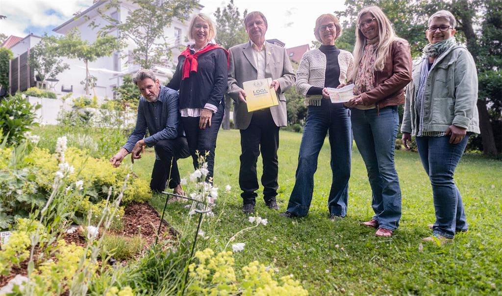 Offizieller Auftakt zur Aktion „Tag der offenen Gartentür“ (v.li.): die Mühlacker Gastgeber Tracy Krüger und Marlis Maisel, Verbandspräsident Jürgen Metzger, die Leiterin des Landwirtschaftsamts Enzkreis, Corinna Benkel, Eva Friedrich von der Geschäftsführung des Landesverbands für Obstbau, Garten und Landschaft, und Karen Prem von der Stadt Pforzheim. Foto: Fotomoment