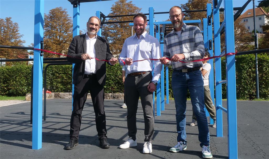 Offizieller Startschuss für die Calisthenics-Anlage in den Enzgärten: Armin Dauner, Stefan Aßmus und Steffen Roller (v.li.). Foto: Friedrich