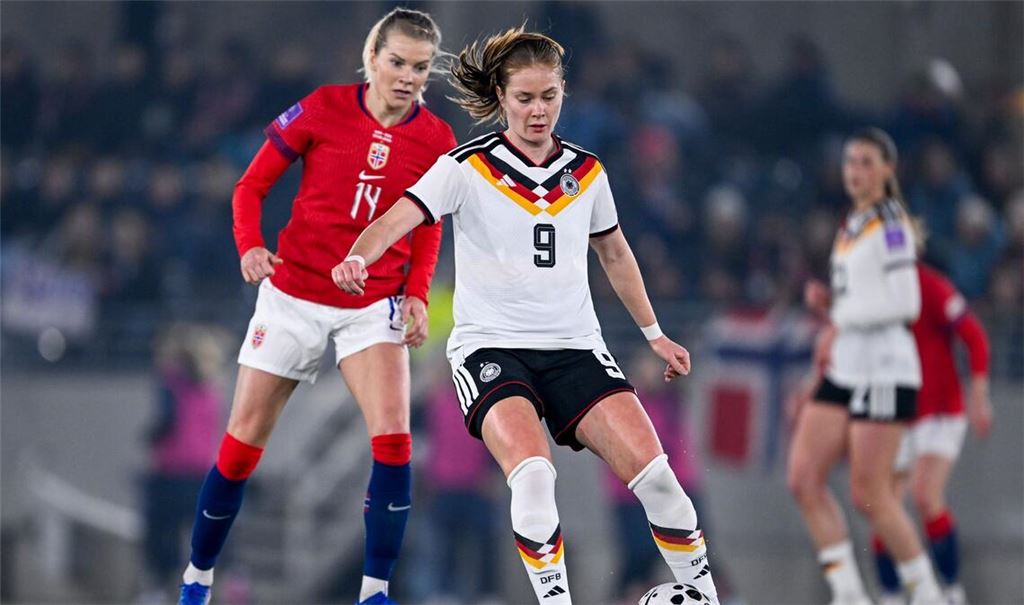 Oft einen Schritt schneller: Sjoeke Nüsken und die deutschen Fußballerinnen.