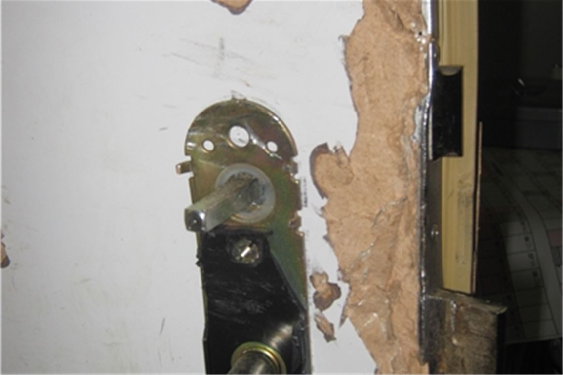 Oft wenden Einbrecher brachiale Gewalt an, um an ihr Ziel zu gelangen. Foto: Archiv