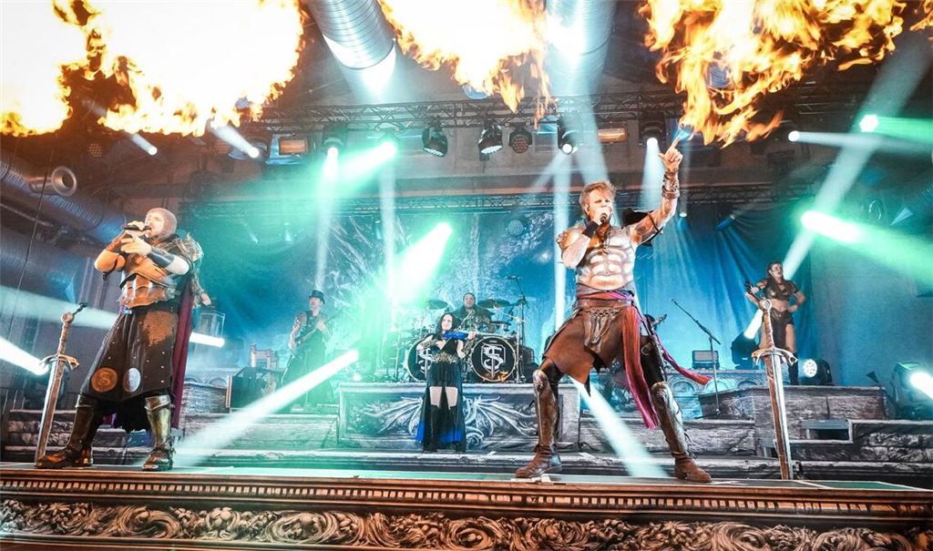 Ohne Feuer kein Feuerschwanz-Konzert: Die Mittelalter-Rockband aus Erlangen hat am Samstag die Wagenhallen in eine Partymeile verwandelt.