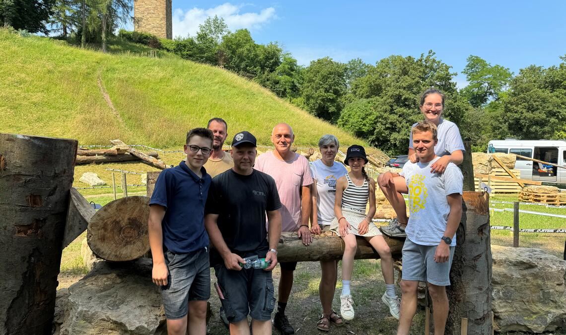 Ohne Helfer keine Sektionen – Jonas Friedrich (re.) freut sich, dass er tatkräftig unterstützt wurde.