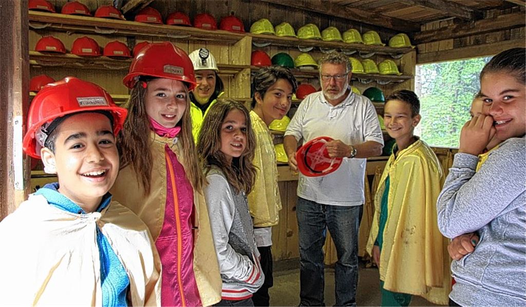 Ohne Helm und Schutzkleidung darf niemand in das Bergwerk.