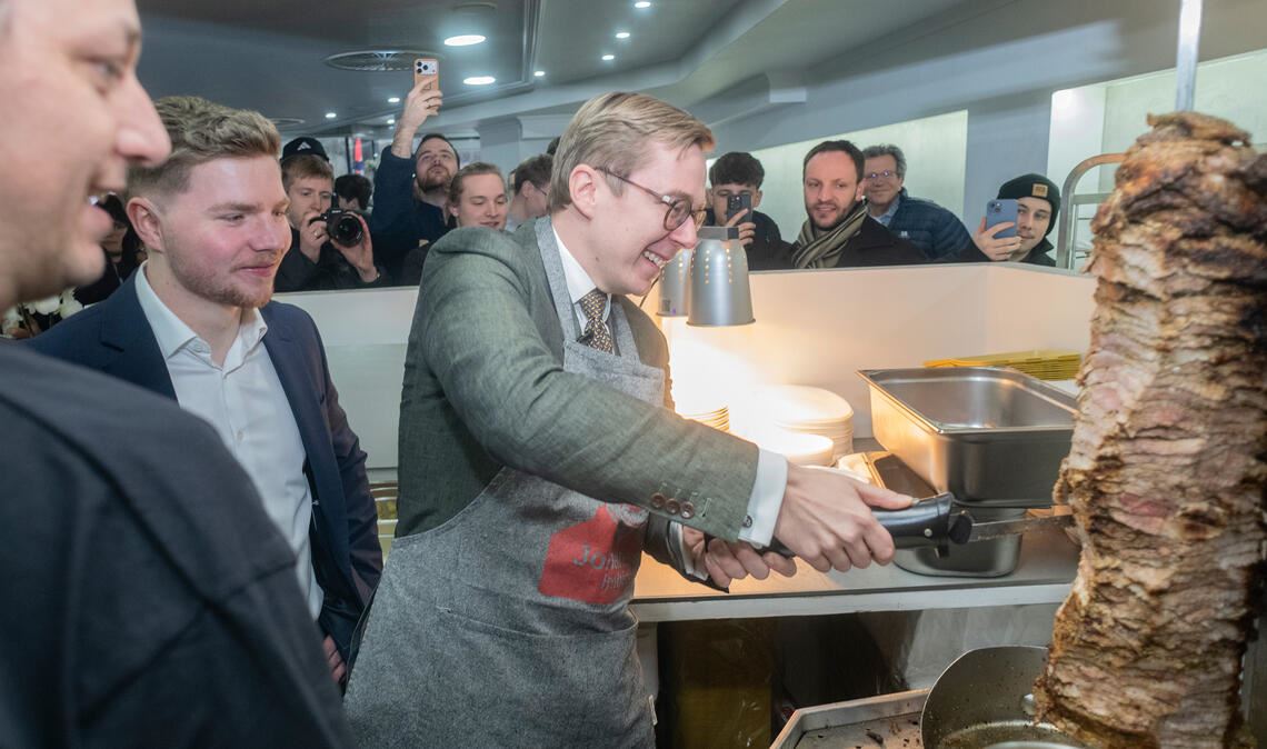 „Ohne Mampf kein Kampf“, sagt der CDU-Kandidat für den Wahlkreis Enz, Nico Gunzelmann (vorne in der Mitte). Das sieht auch der CDU-Promi Philipp Amthor so, der seinen Kollegen im Landtagswahlkampf gern unterstützt und sich in diesem Rahmen von Imbiss-Chef Ilias Margaritis (li) sogar am Gyrosspieß eine Einweisung geben lässt. Fotos: Fotomoment