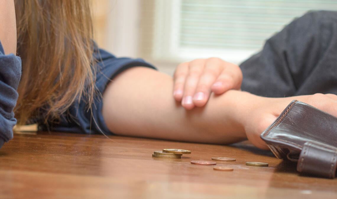 Kinder leiden besonders unter der Armut Ohne Moos nix los: Der flapsige Spruch ist für viele Familien, in denen das Geld knapp ist, bittere Realität. Das trifft nicht nur, aber vor allem auch die Kinder. Foto:Adobe-Stock/gelmold