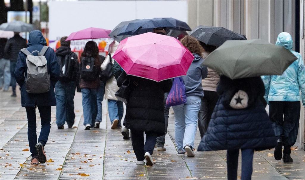 Ohne Regenschirm ging zeitweise nichts (Archivbild).