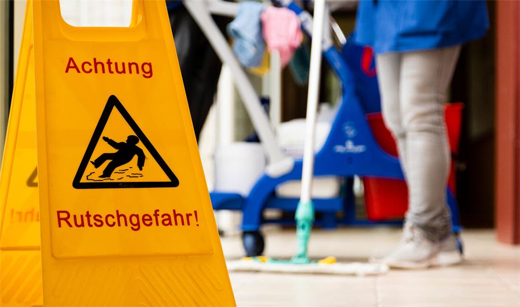 Ohne Reinigungskräfte könnte einiges in Schieflage geraten. Foto: privat