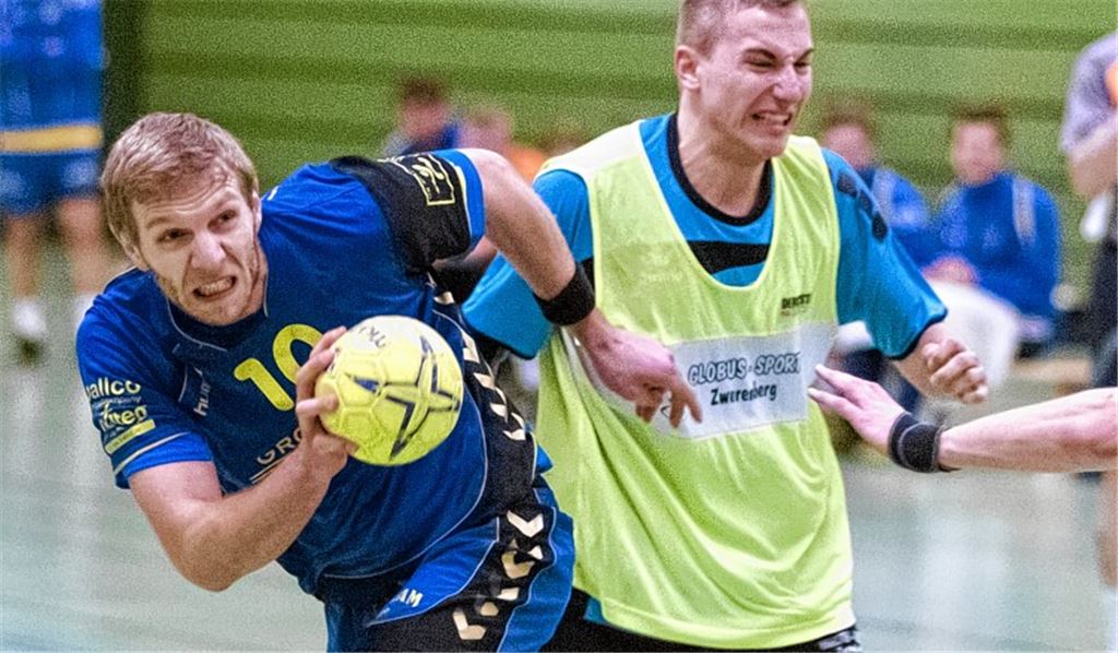 Ohne den verletzten Philipp Goll (li.), dafür mit klebrigen Fingern startet der HC Blau-Gelb Mühlacker in die Landesliga-Saison. Foto: Zschorsch