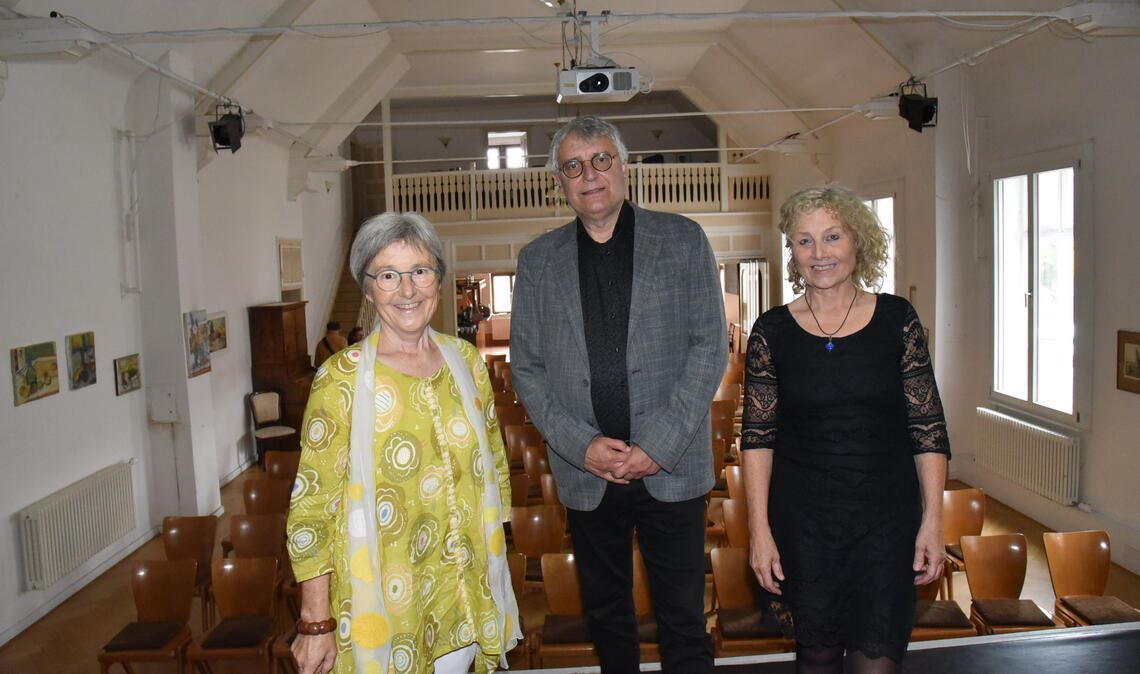 Ohne finanzielle Hilfen bleibt der Saal der Theaterschachtel vielleicht bald für immer leer (v. li.): die Landtagsabgeordnete der Grünen, Stefanie Seemann, Kulturstaatssekretär Arne Braun und Anne von der Vring von der „Theaterschachtel“. Foto: Bott