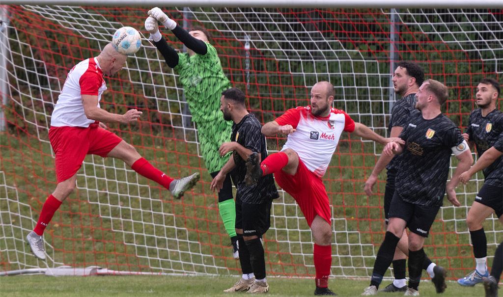 Ohne zählbaren Erfolg: Die Wiernsheimer Elf (rot-weiße Trikots) fordert den Torwart des TSV Enzweihingen II. Foto: Fotomoment