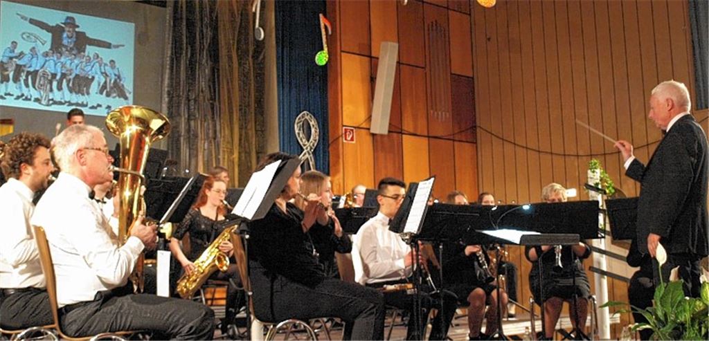 Ohrwürmer aus zehn Jahrzehnten: Die Stadtkapelle Knittlingen unter der Leitung von Rudi Jock bietet bei ihrem Jahreskonzert einen musikalischen Streifzug mit jeder Menge Abwechslung.Filitz