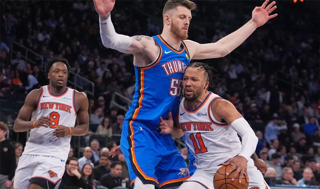 Oklahomas Isaiah Hartenstein (M) verletzte sich in der Partie gegen die New York Knicks an der Wade.