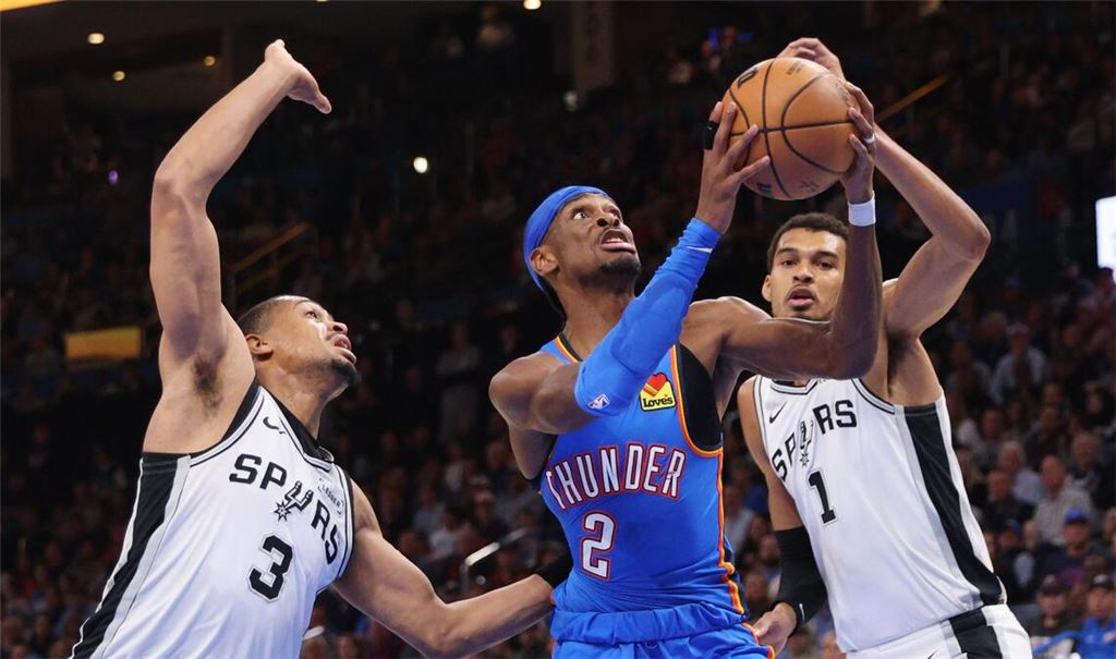 Oklahomas Shai Gilgeous-Alexander (M) erzielte 34 Punkte gegen die Spurs.