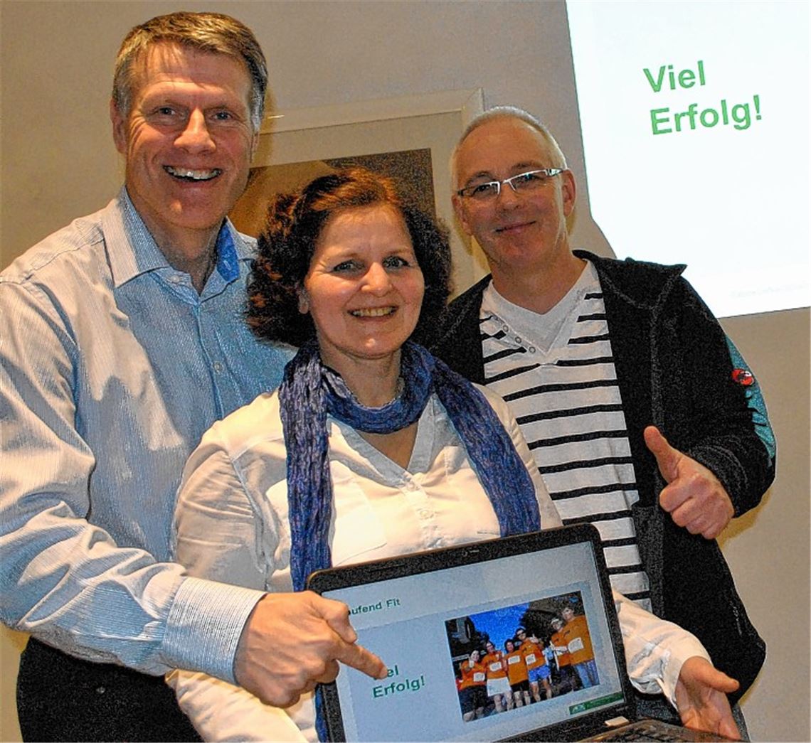 Olaf Kaps und Sabine Liefke-Wilhelm, hier mit Trainer-Kollege Andreas Killer (v.li.), organisieren seit Jahren die Aktion „Laufend Fit“.