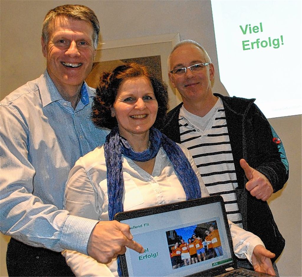 Olaf Kaps und Sabine Liefke-Wilhelm, hier mit Trainer-Kollege Andreas Killer (v.li.), organisieren seit Jahren die Aktion „Laufend Fit“.