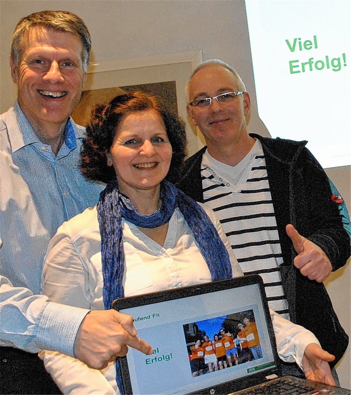 Olaf Kaps und Sabine Liefke-Wilhelm, hier mit Trainer-Kollege Andreas Killer (v.li.), organisieren seit Jahren die Aktion „Laufend Fit“.