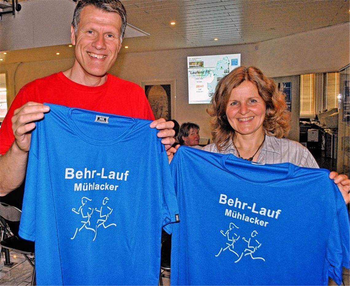 Olaf Kaps und Sabine Liefke-Wilhelm präsentieren die Laufend-Fit-Trikots und machen wieder Lust auf Laufen.  Archivfoto: Stahlfeld