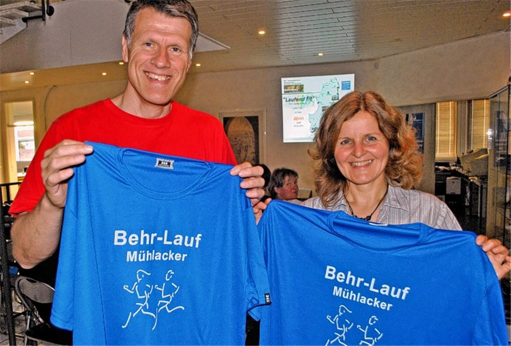 Olaf Kaps und Sabine Liefke-Wilhelm präsentieren die Laufend-Fit-Trikots und machen wieder Lust auf Laufen.  Archivfoto: Stahlfeld