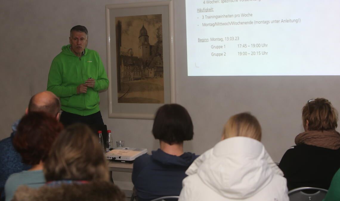 Olaf Kaps und Sven Osswald (li.) informieren bei der Auftaktveranstaltung zu „Laufend fit“ über das Programm des MT und der AOK Nordschwarzwald. Foto: Klassen