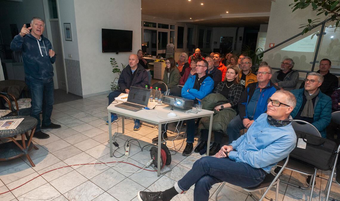Olaf Kaps und Sven Osswald (re.) informieren bei der Auftaktveranstaltung zu „Laufend fit“ über das Programm des MT und der AOK Nordschwarzwald.