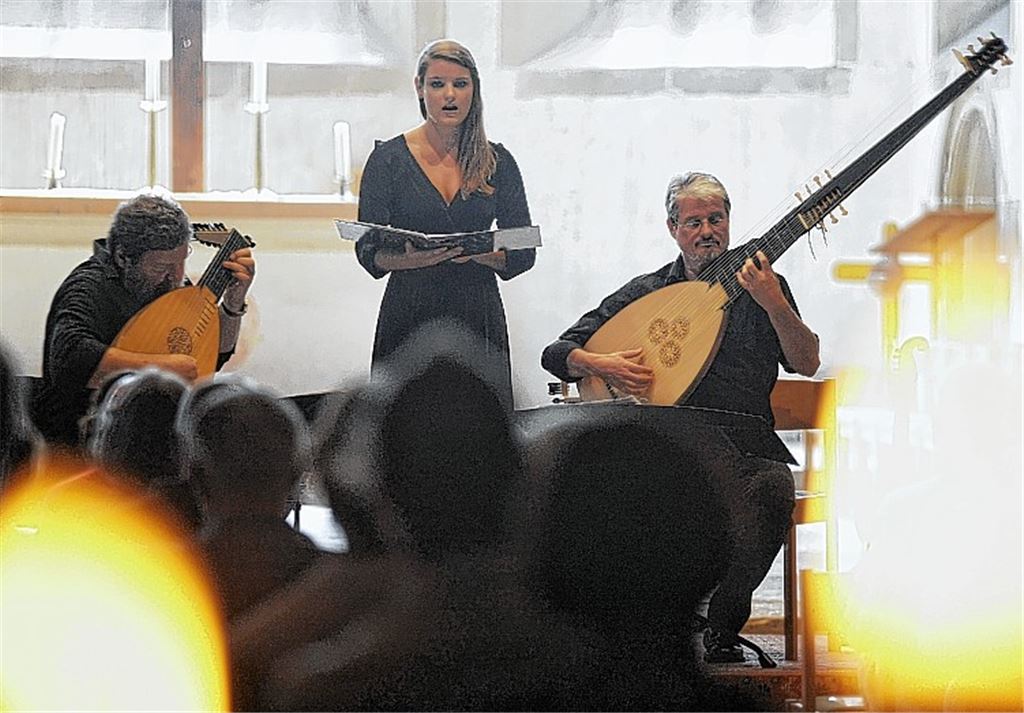 Olaf Van Gonnissen, Lena Van Gonnissen und Chris Burgmann (v. li.) verzaubern ihre Zuhörer. Foto: Fotomoment