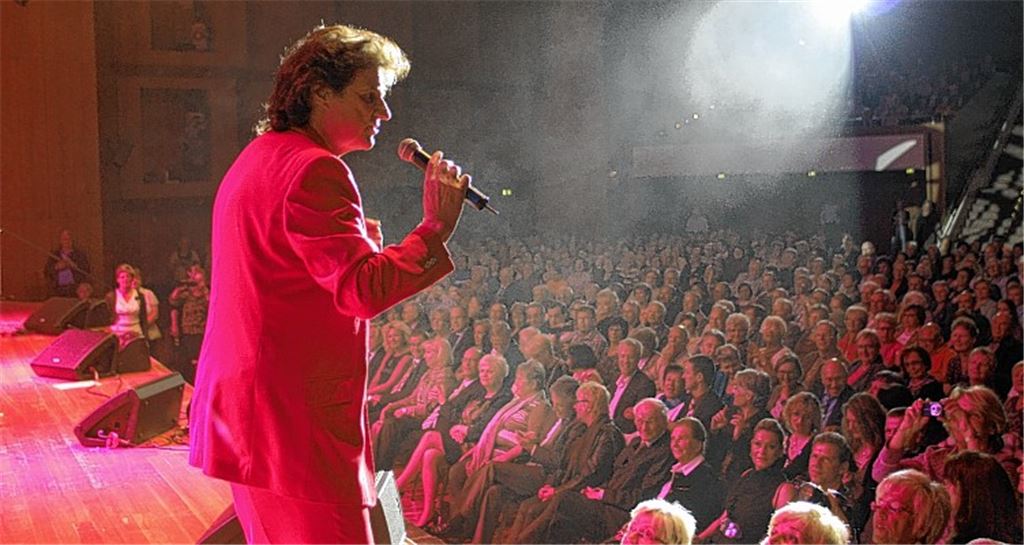 Olaf bringt die Zuhörer zum Schunkeln und Mitsingen.