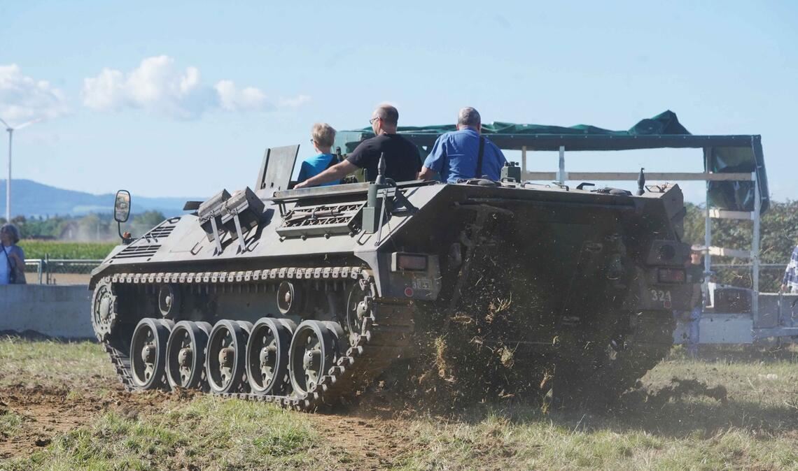 Mit dem Retro-Panzer über den Acker pflügen Oldtimer-Treffen auf der Ostalb: Mit ausrangierten Panzern rollten die Festbesucher über das Museumsgelände.