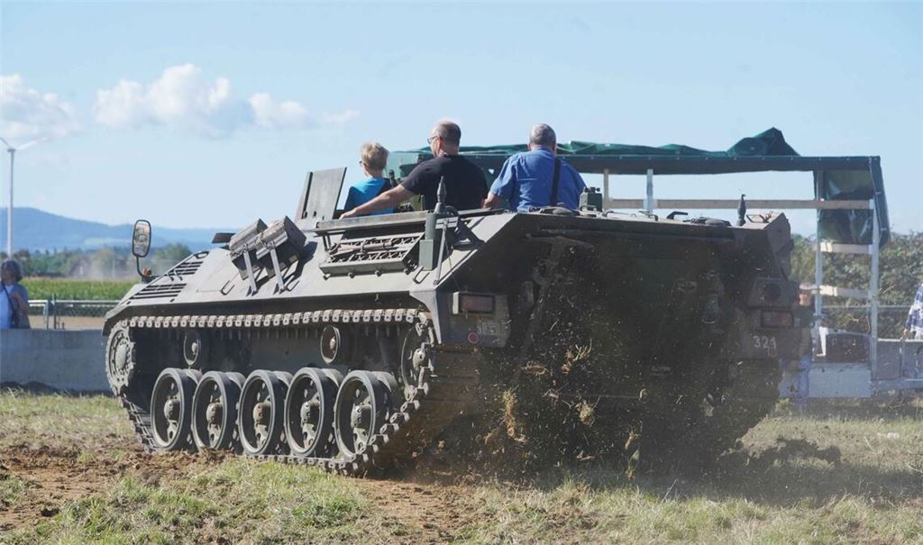 Oldtimer-Treffen auf der Ostalb: Mit ausrangierten Panzern rollten die Festbesucher über das Museumsgelände.