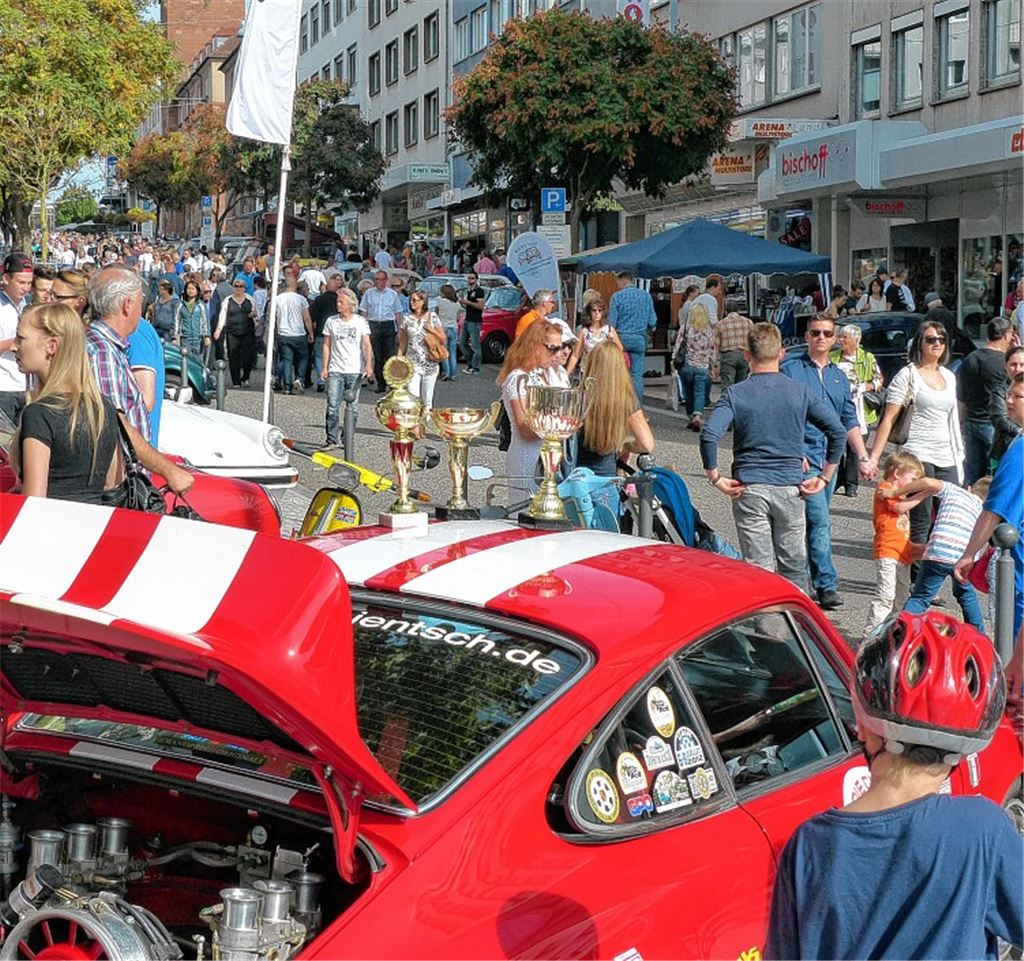 Oldtimer ziehen viele Besucher an. Foto: Roth