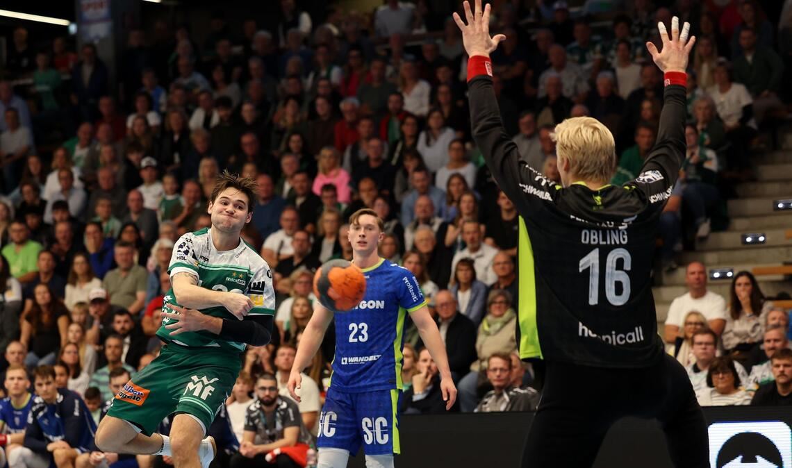 Ole Pregler (Mi.) spielte in der Hinrunde noch mit dem VfL Gummersbach in Göppingen, jetzt kam es zum Tauschgeschäft mit Ludvig Hallbäck (li.).