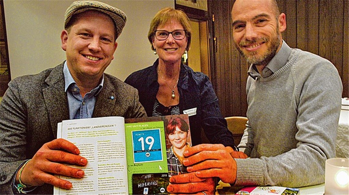 Landvergnügen als neues Geschäftsfeld Ole Schnack, Autor des Reiseführers „Landvergnügen“, wirbt gemeinsam mit Corinna Benkel und Jochen Enke vom Landratsamt (v. li.) für sanften Tourismus in ländlichen Regionen. Foto: Filitz